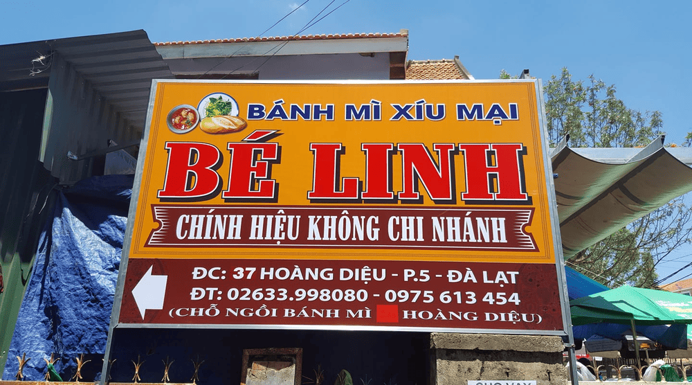 Tấm bảng hiệu với màu vàng bắt mắt chỉ đường vào quán (Nguồn: Facebook Phương Dương)